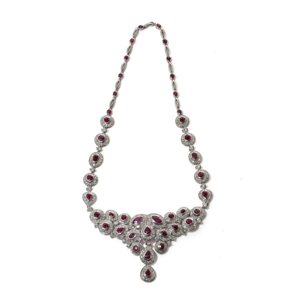 Diamond and ruby necklace in white gold.