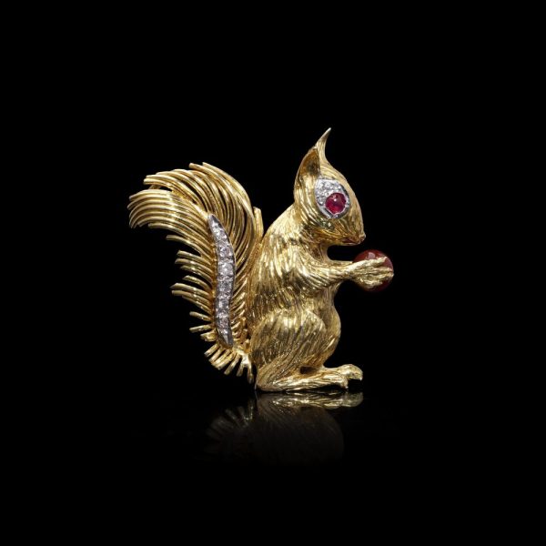 Vintage squirrel brooch in gold.