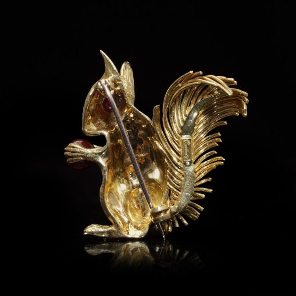 Vintage squirrel brooch in gold.