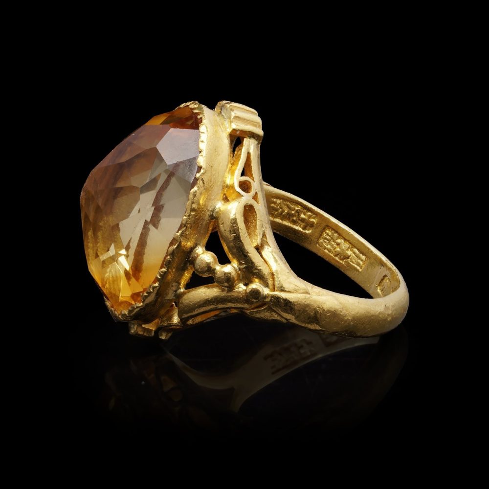 Chinese citrine ring in gold.