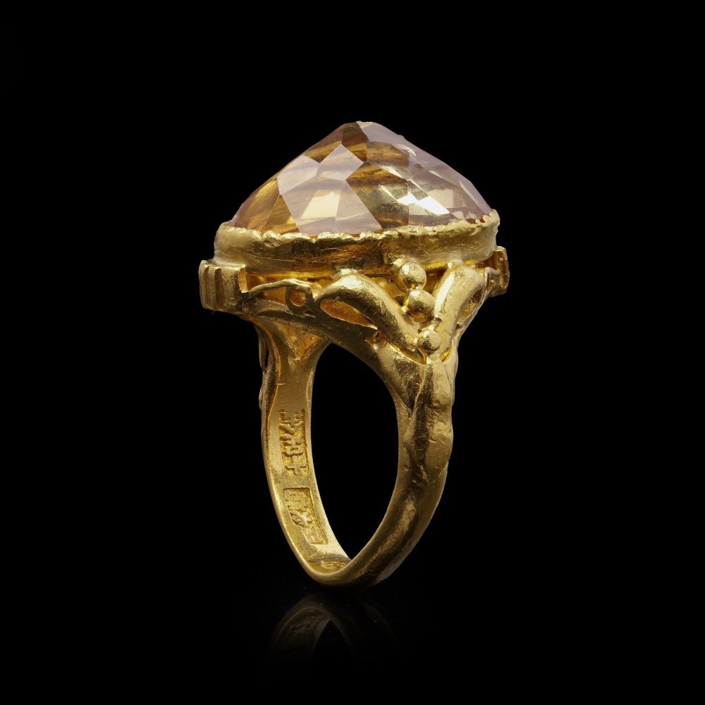 Chinese citrine ring in gold.