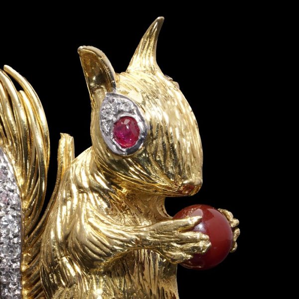 Vintage squirrel brooch in gold.