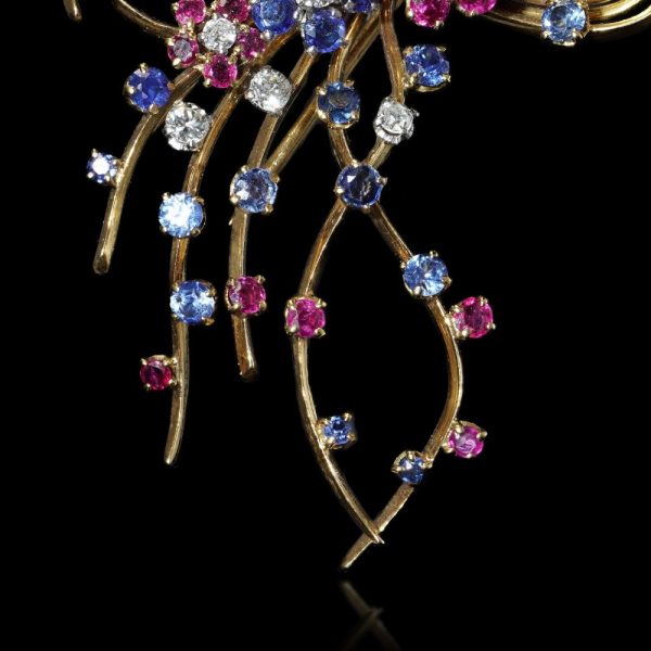 Vintage multi gemstone brooch in gold.