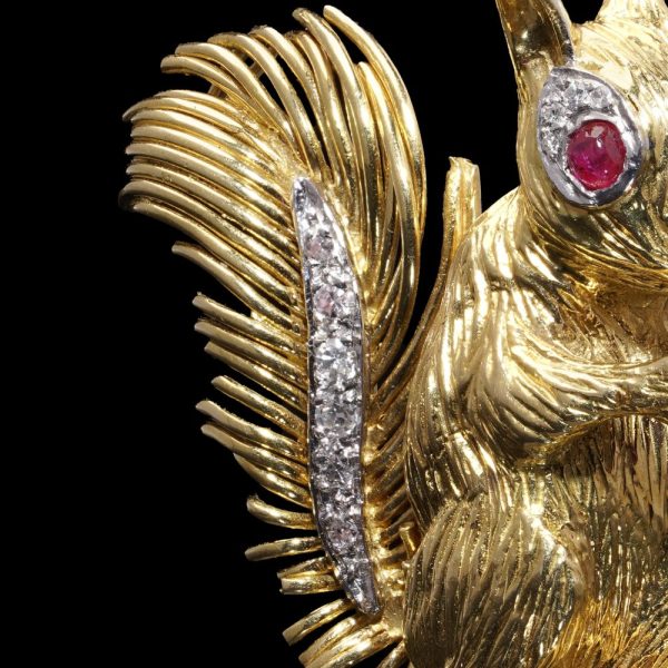 Vintage squirrel brooch in gold.