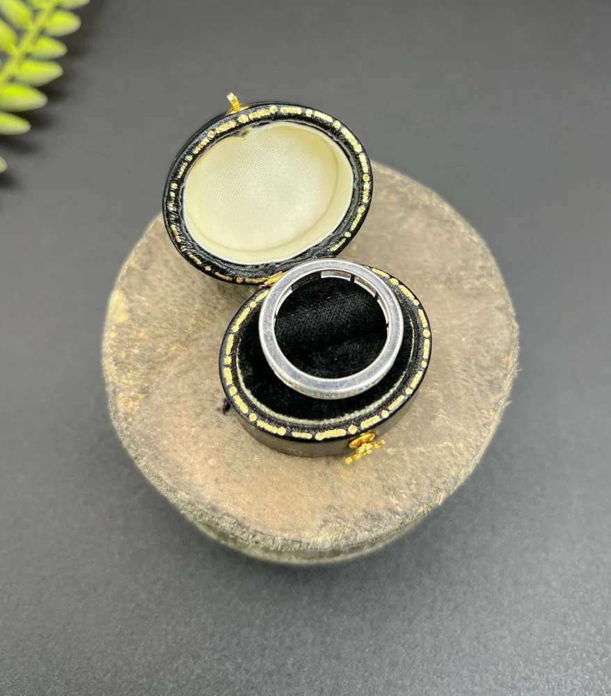 Diamond eternity ring in white gold.