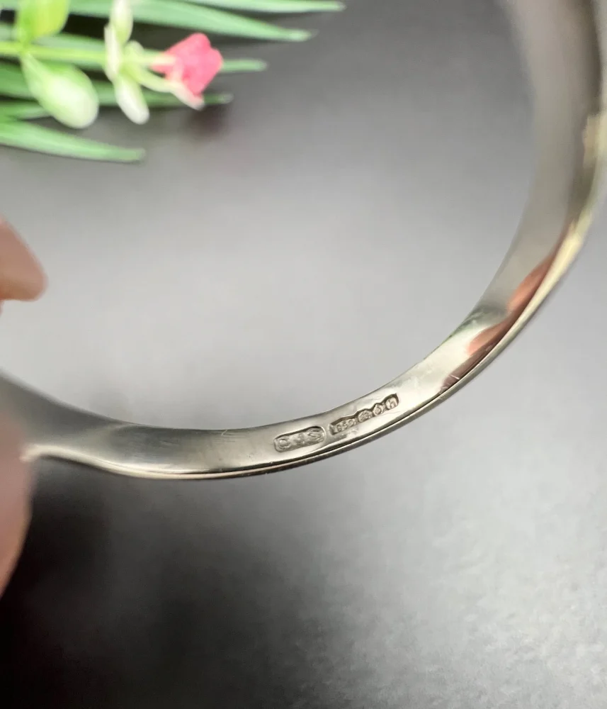 Vintage Antique Art Deco Diamond Solitaire Engagement Ring in Platinum, 1.14ct single stone diamond flanked by 0.23cts elegant baguette-cut diamonds