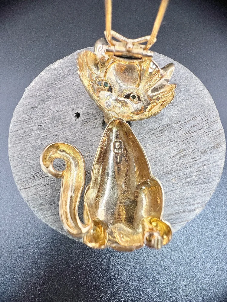 Vintage 18ct Yellow Gold Cat Brooch with Emerald Eyes, 18ct yellow gold cat brooch with beautifully textured fur bright green emerald eyes and hinged double-pin fitting. Circa 1960s