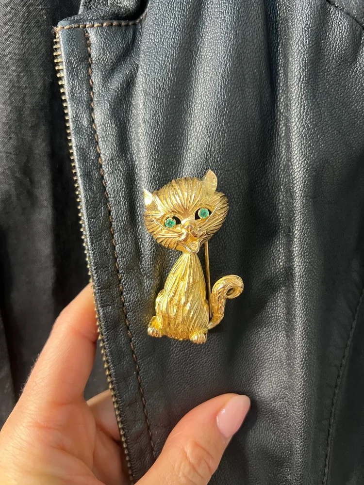 Vintage 18ct Yellow Gold Cat Brooch with Emerald Eyes, 18ct yellow gold cat brooch with beautifully textured fur bright green emerald eyes and hinged double-pin fitting. Circa 1960s