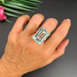 Vintage 19.64ct Aquamarine Solitaire Cocktail Ring with Baguette Diamond Shoulders in 14ct yellow gold. Circa 1980s
