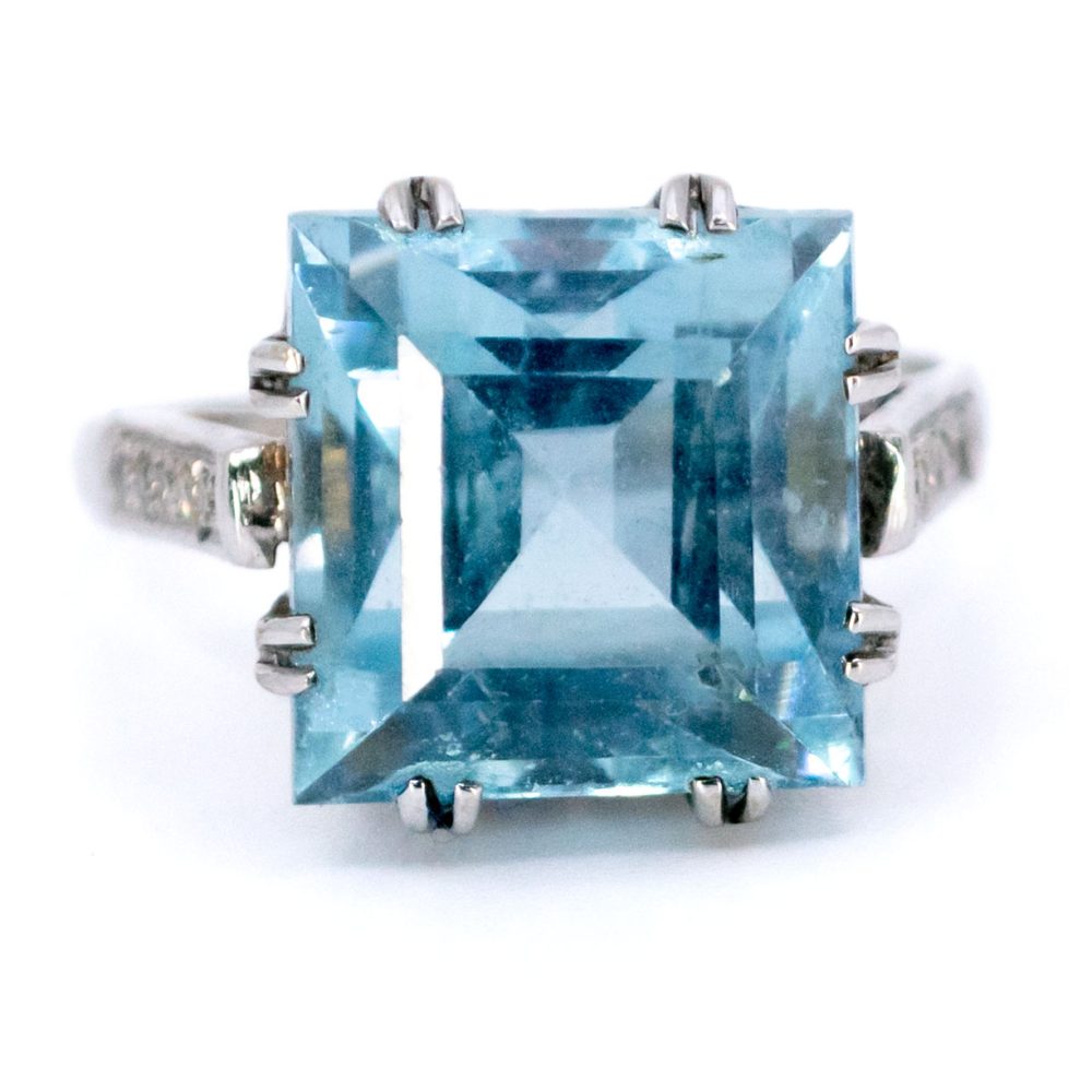 Vintage aquamarine and diamond ring in white gold.