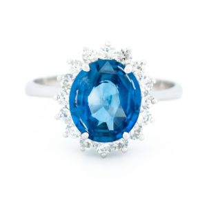 Contemporary 3.0 Carat Sapphire And Diamond Cluster Ring In 18 Carat White Gold