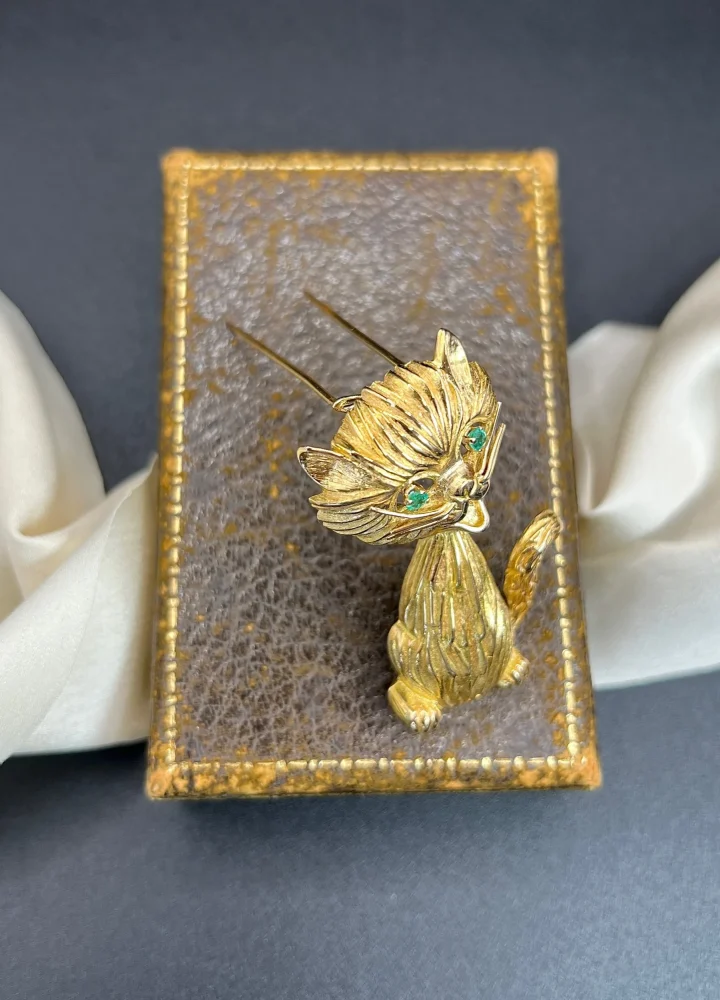 Vintage 18ct Yellow Gold Cat Brooch with Emerald Eyes, 18ct yellow gold cat brooch with beautifully textured fur bright green emerald eyes and hinged double-pin fitting. Circa 1960s