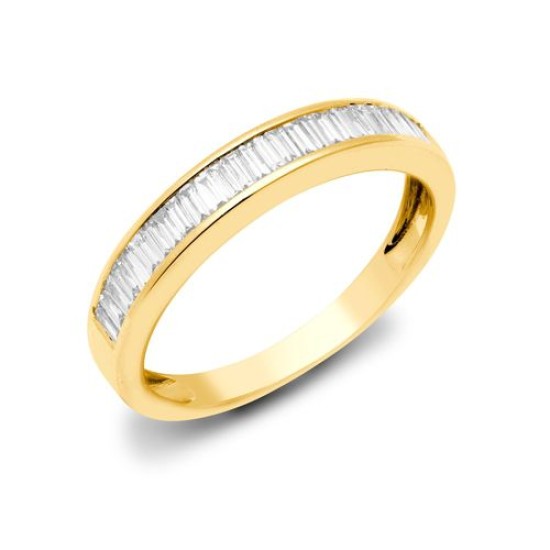 Contemporary diamond ring in gold.