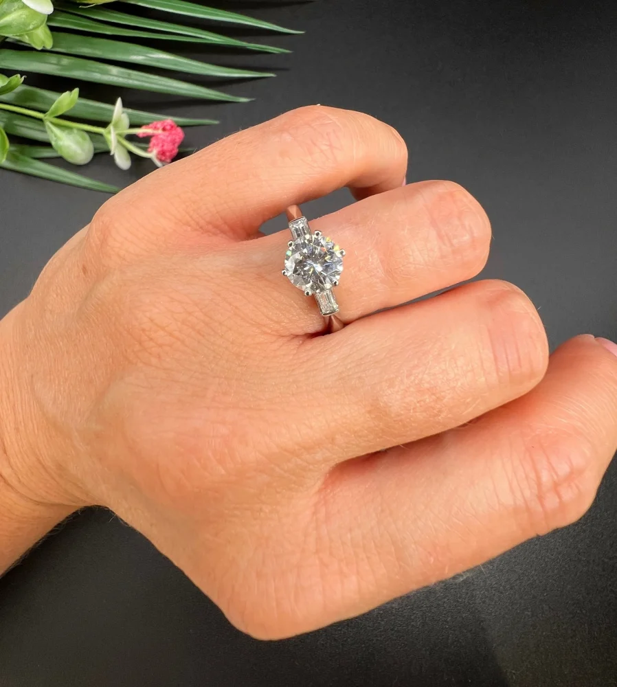 Vintage Antique Art Deco Diamond Solitaire Engagement Ring in Platinum, 1.14ct single stone diamond flanked by 0.23cts elegant baguette-cut diamonds