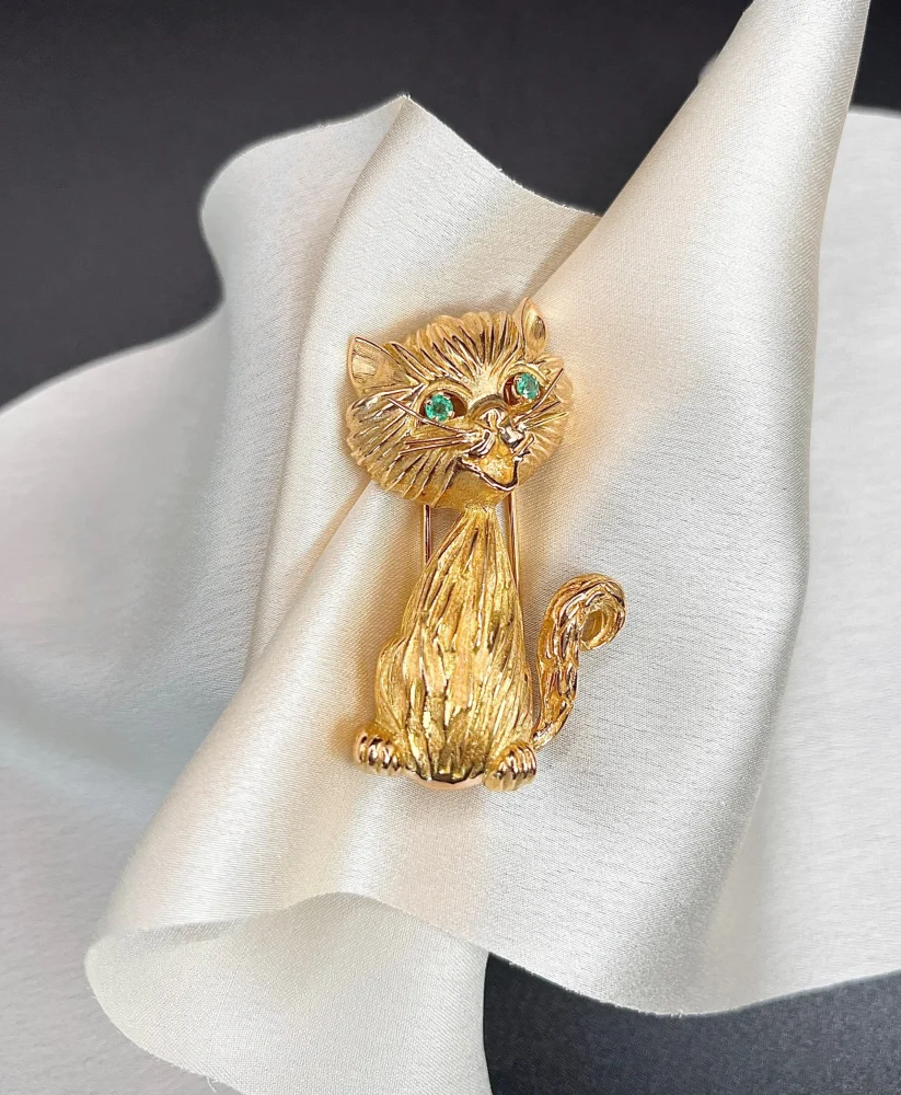 Vintage 18ct Yellow Gold Cat Brooch with Emerald Eyes, 18ct yellow gold cat brooch with beautifully textured fur bright green emerald eyes and hinged double-pin fitting. Circa 1960s