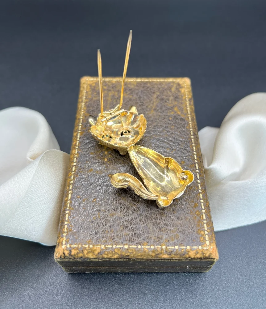 Vintage 18ct Yellow Gold Cat Brooch with Emerald Eyes, 18ct yellow gold cat brooch with beautifully textured fur bright green emerald eyes and hinged double-pin fitting. Circa 1960s