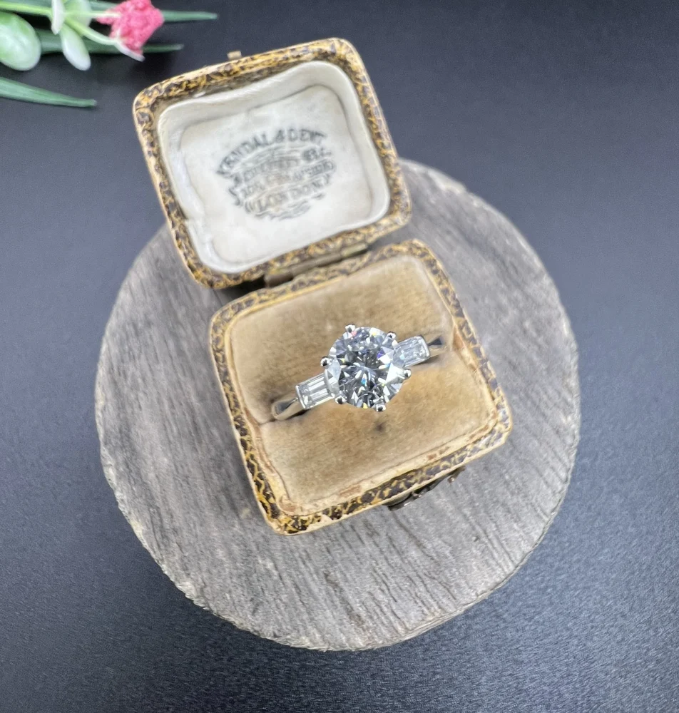 Vintage Antique Art Deco Diamond Solitaire Engagement Ring in Platinum, 1.14ct single stone diamond flanked by 0.23cts elegant baguette-cut diamonds
