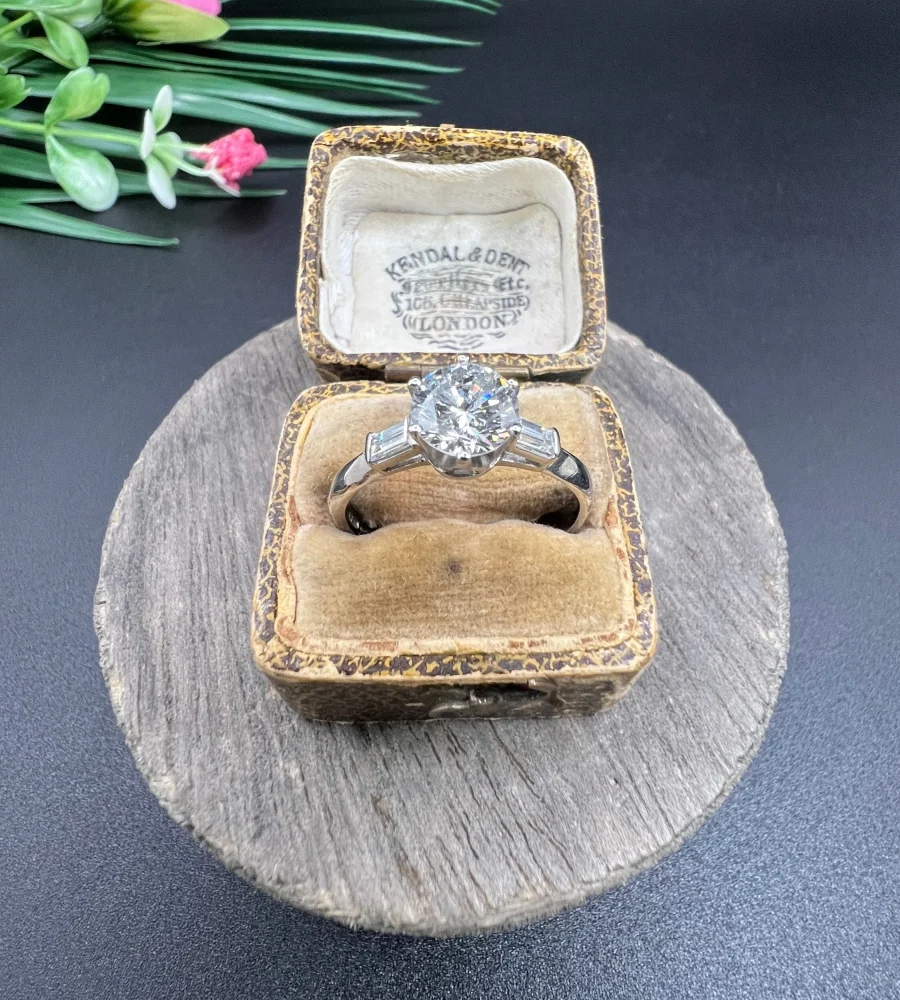 Vintage Antique Art Deco Diamond Solitaire Engagement Ring in Platinum, 1.14ct single stone diamond flanked by 0.23cts elegant baguette-cut diamonds