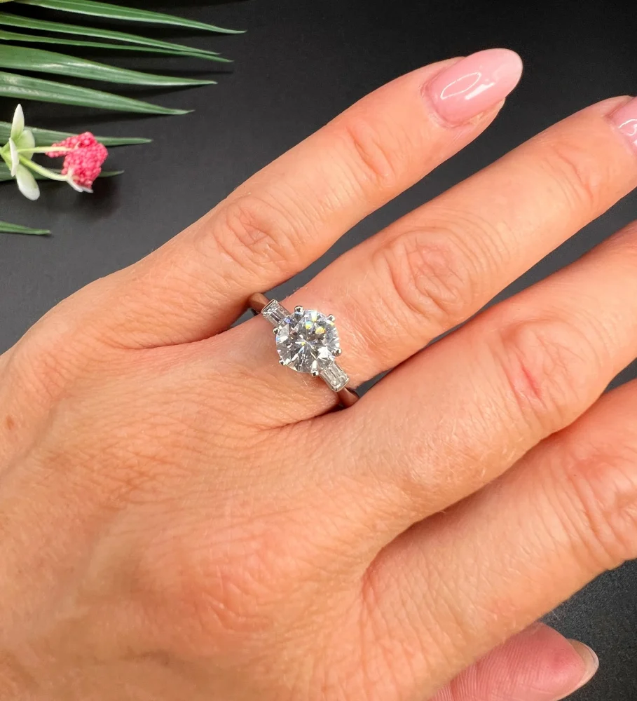 Vintage Antique Art Deco Diamond Solitaire Engagement Ring in Platinum, 1.14ct single stone diamond flanked by 0.23cts elegant baguette-cut diamonds
