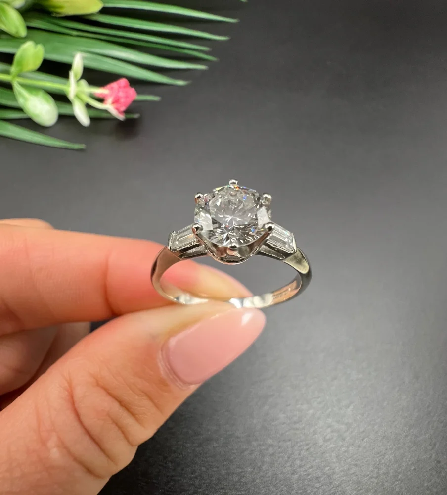 Vintage Antique Art Deco Diamond Solitaire Engagement Ring in Platinum, 1.14ct single stone diamond flanked by 0.23cts elegant baguette-cut diamonds