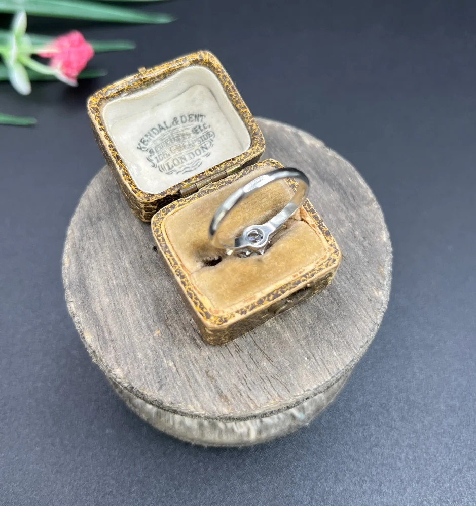 Vintage Antique Art Deco Diamond Solitaire Engagement Ring in Platinum, 1.14ct single stone diamond flanked by 0.23cts elegant baguette-cut diamonds