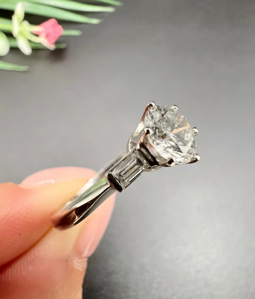 Vintage Antique Art Deco Diamond Solitaire Engagement Ring in Platinum, 1.14ct single stone diamond flanked by 0.23cts elegant baguette-cut diamonds