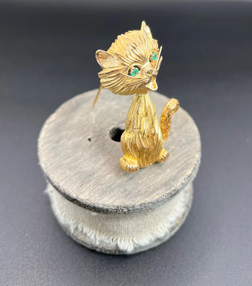 Vintage 18ct Yellow Gold Cat Brooch with Emerald Eyes, 18ct yellow gold cat brooch with beautifully textured fur bright green emerald eyes and hinged double-pin fitting. Circa 1960s