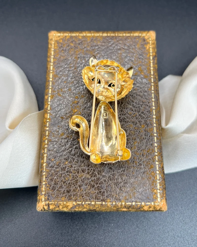 Vintage 18ct Yellow Gold Cat Brooch with Emerald Eyes, 18ct yellow gold cat brooch with beautifully textured fur bright green emerald eyes and hinged double-pin fitting. Circa 1960s