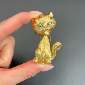 Vintage 18ct Yellow Gold Cat Brooch with Emerald Eyes, 18ct yellow gold cat brooch with beautifully textured fur bright green emerald eyes and hinged double-pin fitting. Circa 1960s