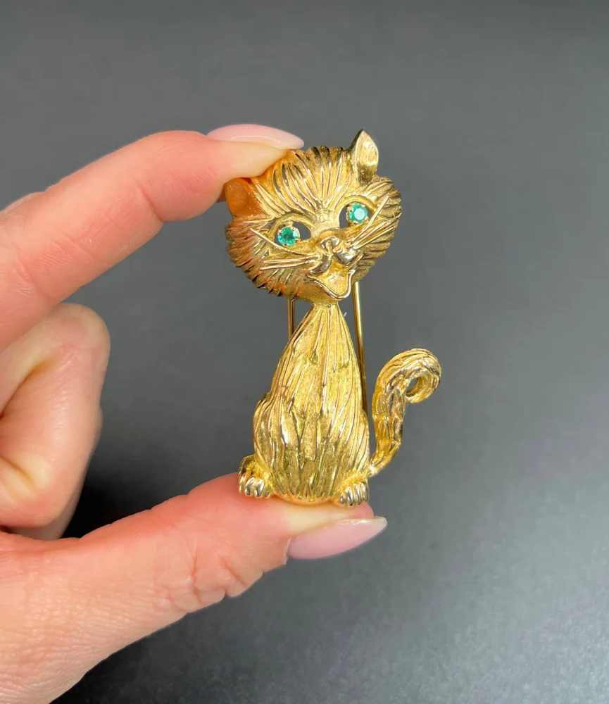 Vintage 18ct Yellow Gold Cat Brooch with Emerald Eyes, 18ct yellow gold cat brooch with beautifully textured fur bright green emerald eyes and hinged double-pin fitting. Circa 1960s