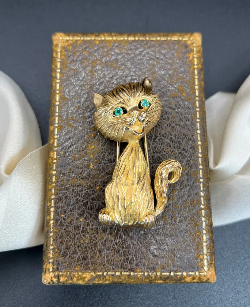 Vintage 18ct Yellow Gold Cat Brooch with Emerald Eyes, 18ct yellow gold cat brooch with beautifully textured fur bright green emerald eyes and hinged double-pin fitting. Circa 1960s