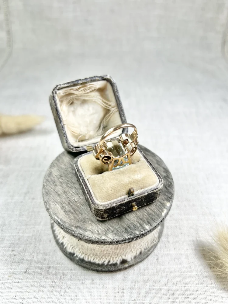 Vintage 1940s Retro Aquamarine and Diamond Tank Ring in 18ct Rose Gold, large cushion-cut aquamarine flanked by diamond-set scrolled shoulders