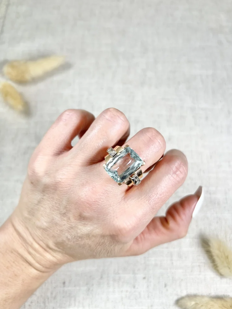 Vintage 1940s Retro Aquamarine and Diamond Tank Ring in 18ct Rose Gold, large cushion-cut aquamarine flanked by diamond-set scrolled shoulders