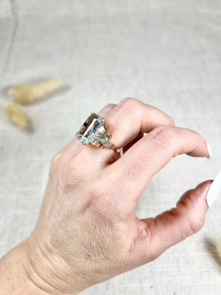 Vintage 1940s Retro Aquamarine and Diamond Tank Ring in 18ct Rose Gold, large cushion-cut aquamarine flanked by diamond-set scrolled shoulders