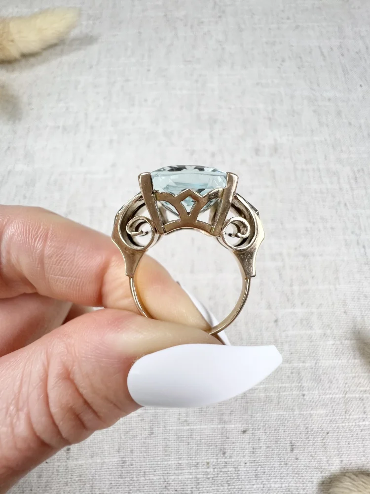 Vintage 1940s Retro Aquamarine and Diamond Tank Ring in 18ct Rose Gold, large cushion-cut aquamarine flanked by diamond-set scrolled shoulders