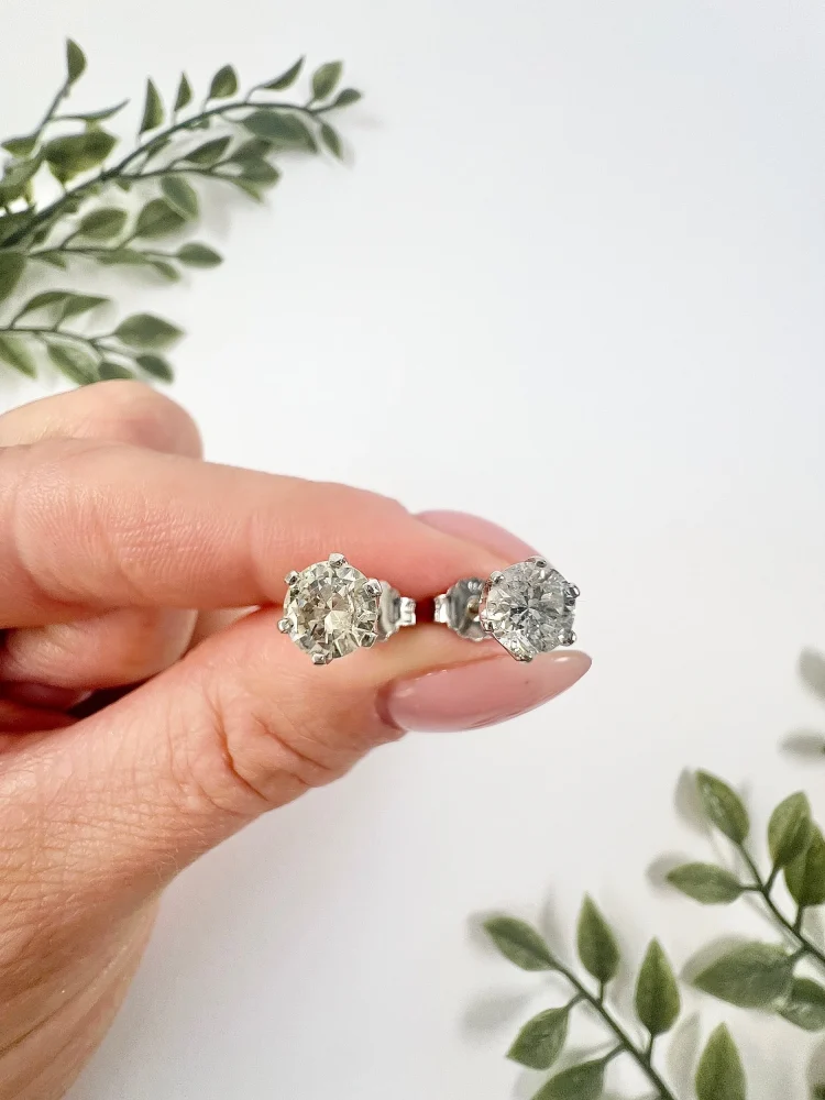 Modern diamond stud earrings in white gold.