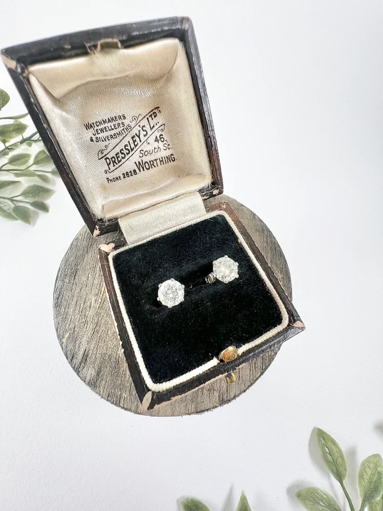 Modern diamond stud earrings in white gold.