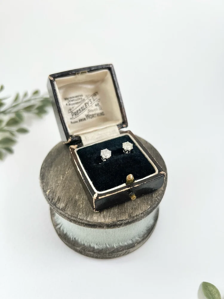 Modern diamond stud earrings in white gold.