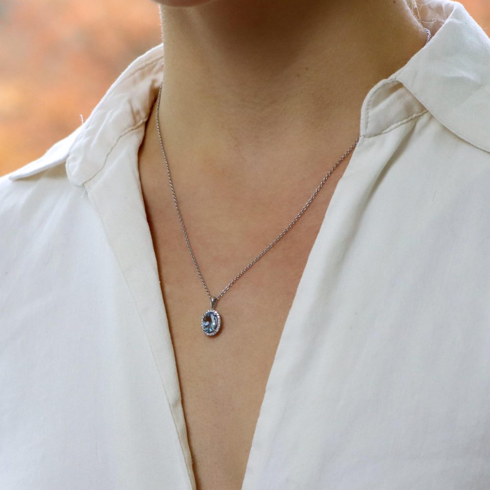 Aquamarine and diamond pendant in white gold.