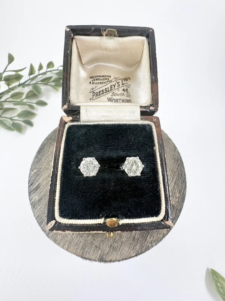 Modern diamond stud earrings in white gold.