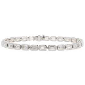 Diamond tennis bracelet in white gold.