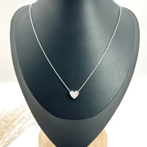 Diamond pendant necklace in white gold.