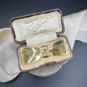 Vintage 1940s Cushion Cut Diamond Set 18ct Gold Bow Brooch, bow-shaped brooch crafted in 18ct yellow gold with two vertical rows of sparkling cushion-cut diamonds