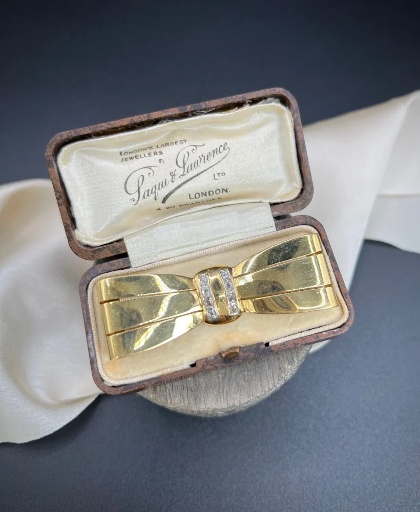 Vintage 1940s Cushion Cut Diamond Set 18ct Gold Bow Brooch, bow-shaped brooch crafted in 18ct yellow gold with two vertical rows of sparkling cushion-cut diamonds