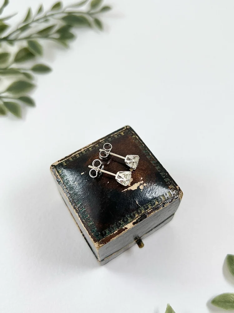 Modern diamond stud earrings in white gold.