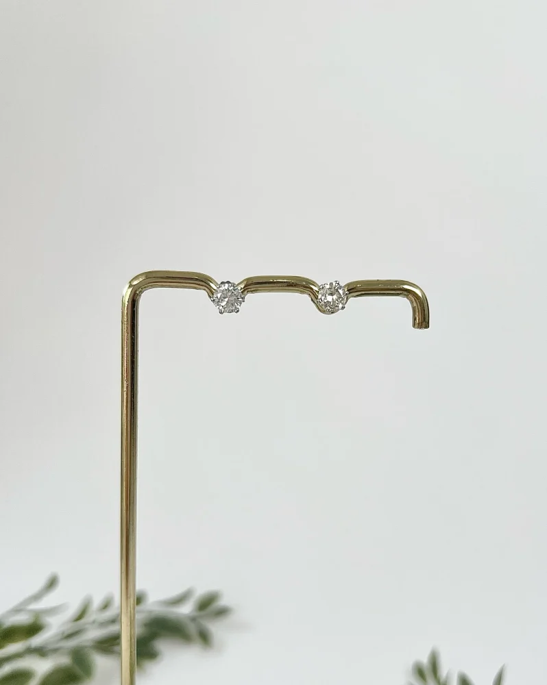 Modern diamond stud earrings in white gold.