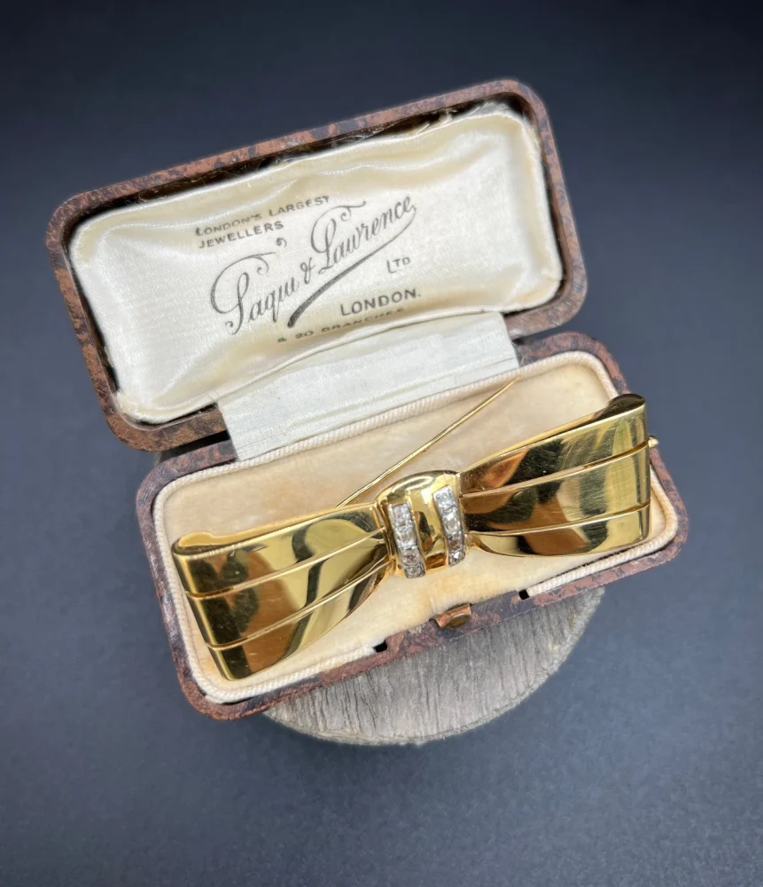 Vintage 1940s Cushion Cut Diamond Set 18ct Gold Bow Brooch, bow-shaped brooch crafted in 18ct yellow gold with two vertical rows of sparkling cushion-cut diamonds