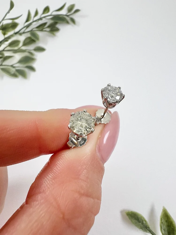 Modern diamond stud earrings in white gold.