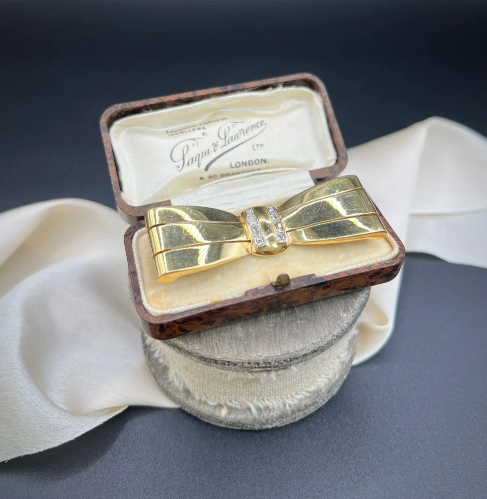 Vintage 1940s Cushion Cut Diamond Set 18ct Gold Bow Brooch, bow-shaped brooch crafted in 18ct yellow gold with two vertical rows of sparkling cushion-cut diamonds