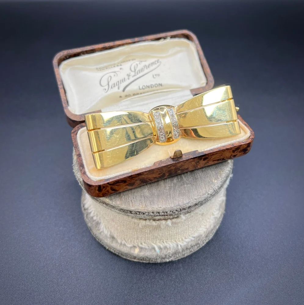 Vintage 1940s Cushion Cut Diamond Set 18ct Gold Bow Brooch, bow-shaped brooch crafted in 18ct yellow gold with two vertical rows of sparkling cushion-cut diamonds